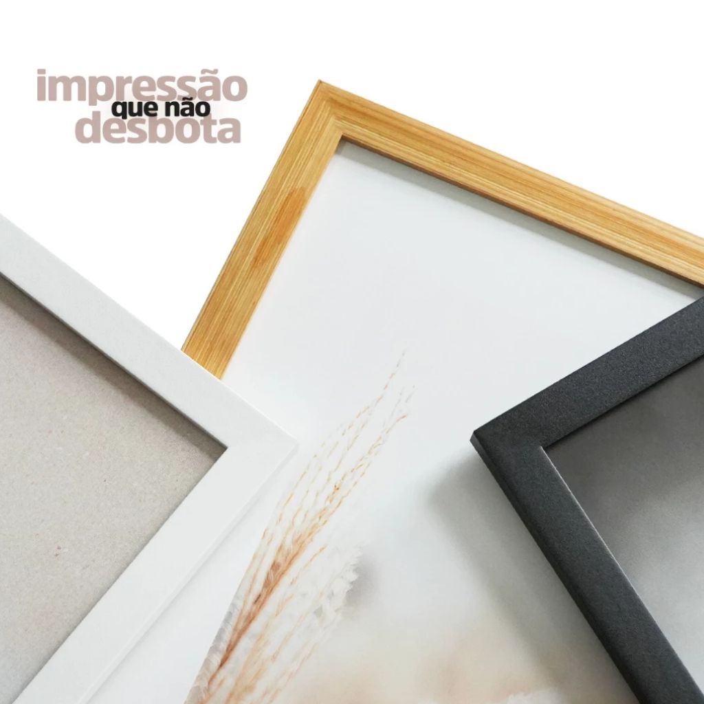 Kit com 3 quadros grandes 50x70 Folhas Nobres Or. Moldura em madeira premium e impressão fosca de alta qualidade. Ideal para salas e ambientes sofisticados.