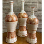Trio Vasos Luxe em cerâmica com pintura artesanal a frio. Três tamanhos, uso decorativo, perfeito para aparadores, racks e mesas. Peças elegantes e únicas.