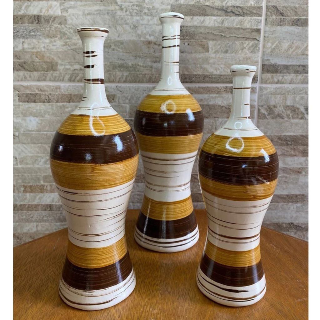 Trio Vasos Luxe em cerâmica com pintura artesanal a frio. Três tamanhos, uso decorativo, perfeito para aparadores, racks e mesas. Peças elegantes e únicas.