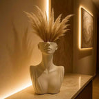 Vaso Artístico Donzela Grec em gesso branco fosco, inspirado em formas femininas. Escultura decorativa para aparadores, prateleiras e mesas com muito estilo.