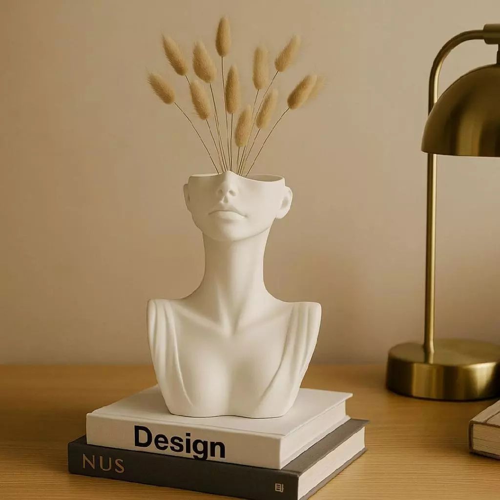 Vaso Artístico Donzela Grec em gesso branco fosco, inspirado em formas femininas. Escultura decorativa para aparadores, prateleiras e mesas com muito estilo.