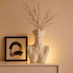 Vaso Artístico Donzela Grec em gesso branco fosco, inspirado em formas femininas. Escultura decorativa para aparadores, prateleiras e mesas com muito estilo.