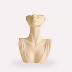 Vaso Artístico Donzela Grec em gesso branco fosco, inspirado em formas femininas. Escultura decorativa para aparadores, prateleiras e mesas com muito estilo.