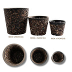 Kit 3 vasos Boisé em polietileno texturizado, formato cônico e design minimalista. Leves e resistentes para decorar salas, varandas e áreas externas.