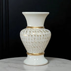 Vaso Cerâmica Nobre Alville 25cm, produzido e pintado à mão com detalhes dourados. Peça decorativa clássica para aparadores, mesas e racks. Não usar com água.