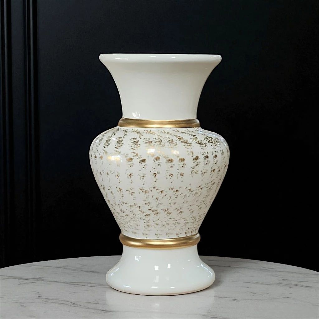 Vaso Cerâmica Nobre Alville 25cm, produzido e pintado à mão com detalhes dourados. Peça decorativa clássica para aparadores, mesas e racks. Não usar com água.
