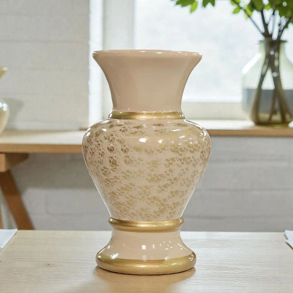 Vaso Cerâmica Nobre Alville 25cm, produzido e pintado à mão com detalhes dourados. Peça decorativa clássica para aparadores, mesas e racks. Não usar com água.