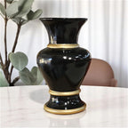 Vaso Cerâmica Nobre Alville 25cm, produzido e pintado à mão com detalhes dourados. Peça decorativa clássica para aparadores, mesas e racks. Não usar com água.