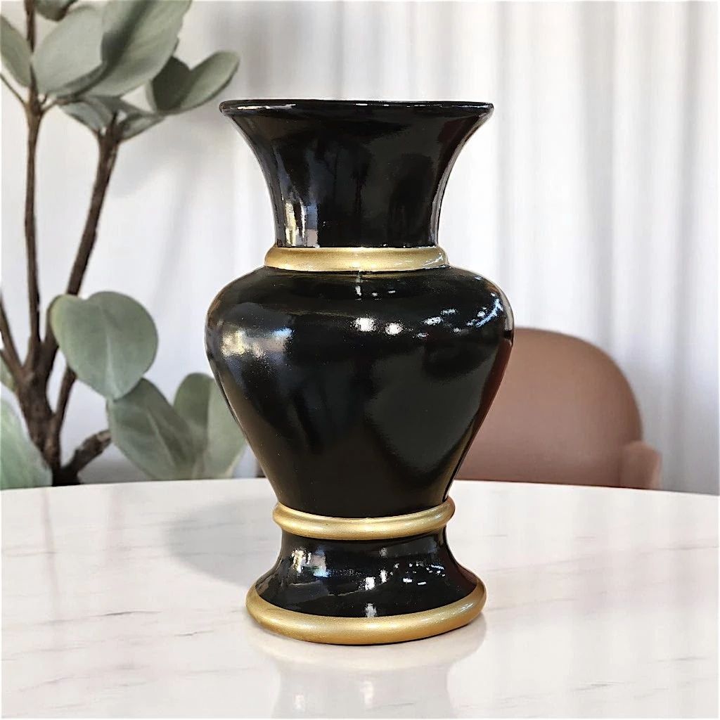 Vaso Cerâmica Nobre Alville 25cm, produzido e pintado à mão com detalhes dourados. Peça decorativa clássica para aparadores, mesas e racks. Não usar com água.