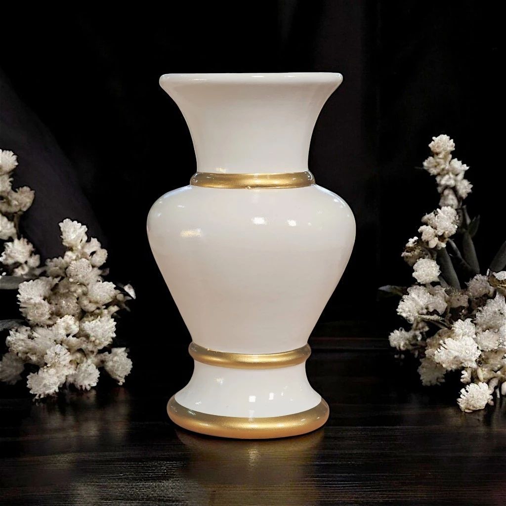 Vaso Cerâmica Nobre Alville 25cm, produzido e pintado à mão com detalhes dourados. Peça decorativa clássica para aparadores, mesas e racks. Não usar com água.