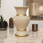 Vaso Cerâmica Nobre Alville 25cm, produzido e pintado à mão com detalhes dourados. Peça decorativa clássica para aparadores, mesas e racks. Não usar com água.