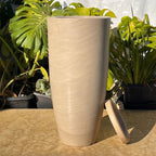 Vaso Grande Pilier Marmorizado 61cm em polietileno leve e resistente. Formato coluna cone, acabamento de luxo para salas, varandas, jardins e halls de entrada.