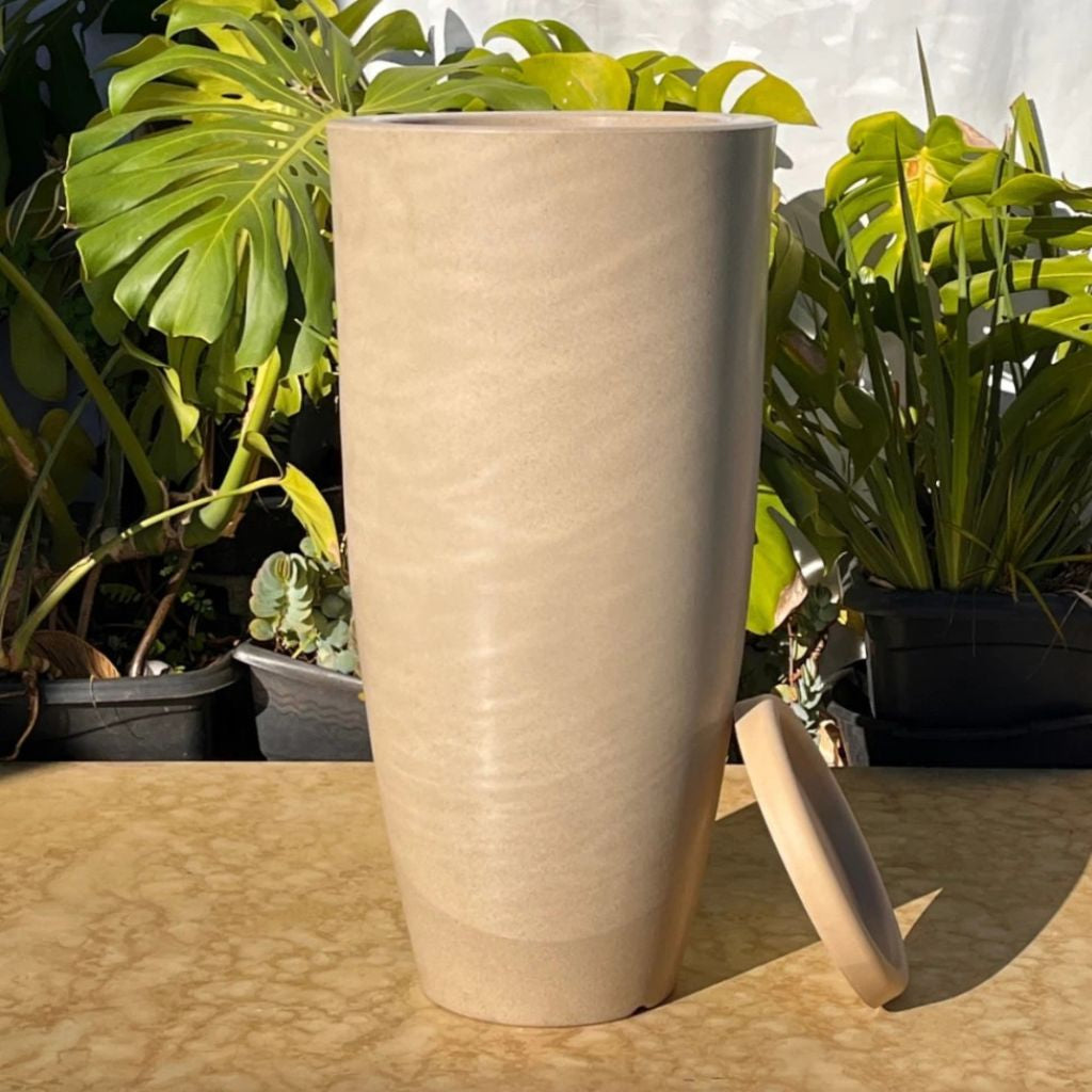 Vaso Grande Pilier Marmorizado 61cm em polietileno leve e resistente. Formato coluna cone, acabamento de luxo para salas, varandas, jardins e halls de entrada.