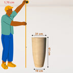 Vaso Grande Pilier Marmorizado 61cm em polietileno leve e resistente. Formato coluna cone, acabamento de luxo para salas, varandas, jardins e halls de entrada.