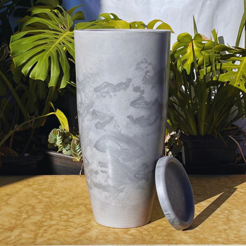 Vaso Grande Pilier Marmorizado 61cm em polietileno leve e resistente. Formato coluna cone, acabamento de luxo para salas, varandas, jardins e halls de entrada.