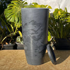 Vaso Grande Pilier Marmorizado 61cm em polietileno leve e resistente. Formato coluna cone, acabamento de luxo para salas, varandas, jardins e halls de entrada.