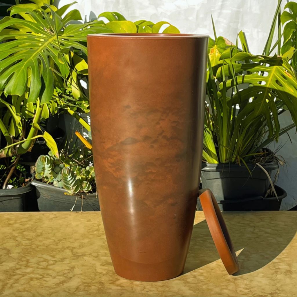 Vaso Grande Pilier Marmorizado 61cm em polietileno leve e resistente. Formato coluna cone, acabamento de luxo para salas, varandas, jardins e halls de entrada.