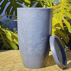 Vaso Grande Pilier Marmorizado 61cm em polietileno leve e resistente. Formato coluna cone, acabamento de luxo para salas, varandas, jardins e halls de entrada.