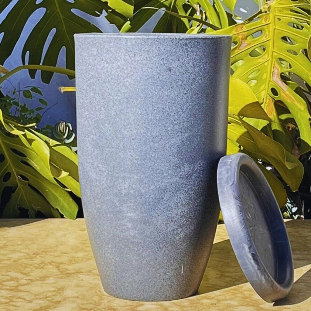 Vaso Grande Pilier Marmorizado 61cm em polietileno leve e resistente. Formato coluna cone, acabamento de luxo para salas, varandas, jardins e halls de entrada.