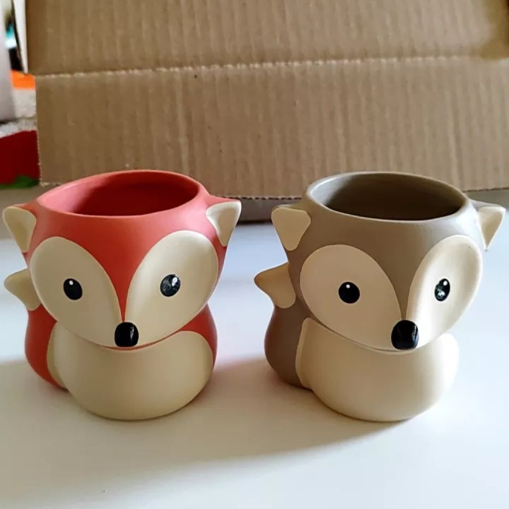 Kit com 2 vasos de raposinha em cerâmica para suculentas e cactos. Design lúdico e delicado para decorar mesas, prateleiras e nichos com muito charme.