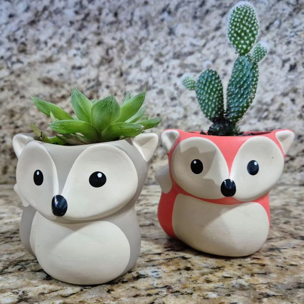 Kit com 2 vasos de raposinha em cerâmica para suculentas e cactos. Design lúdico e delicado para decorar mesas, prateleiras e nichos com muito charme.