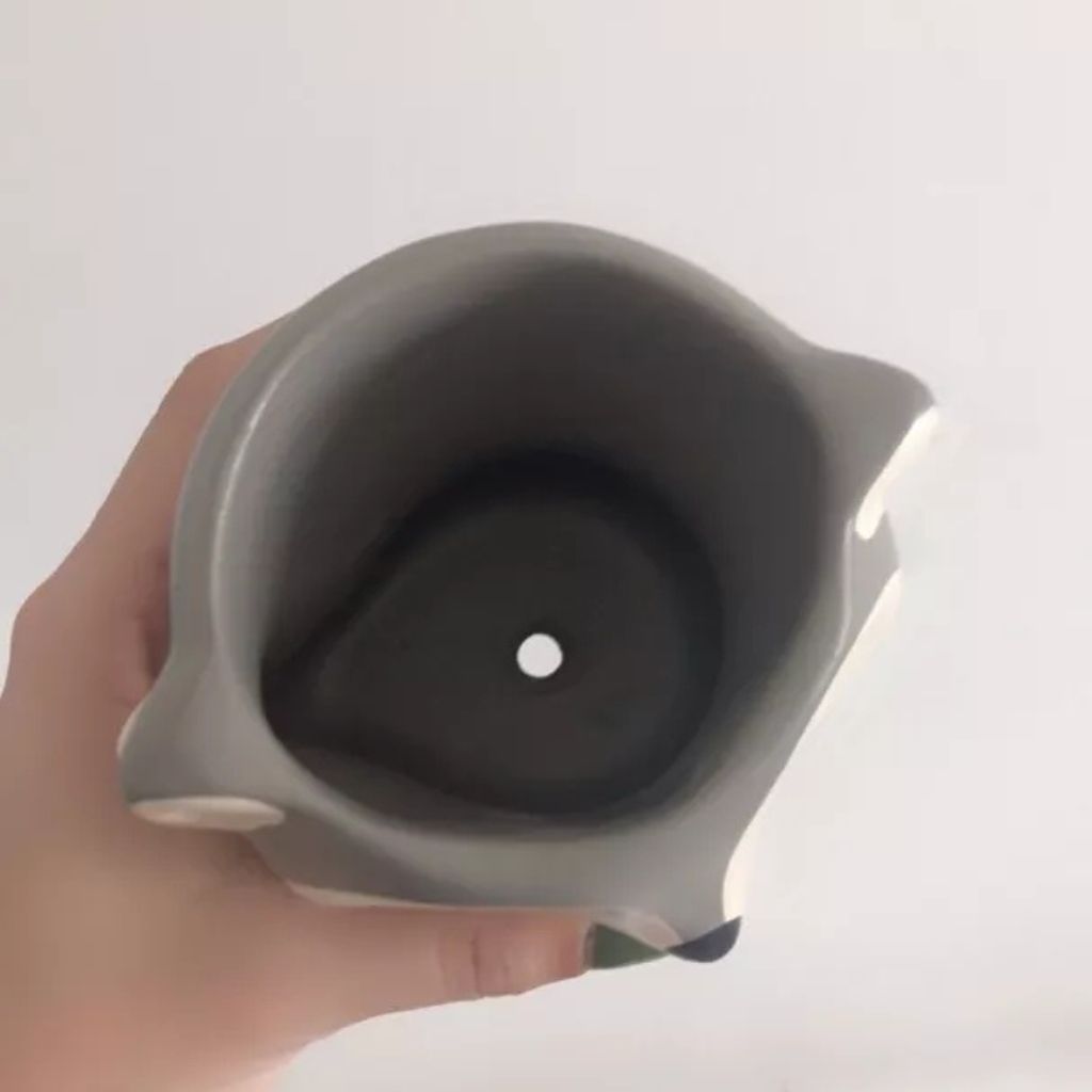 Kit com 2 vasos de raposinha em cerâmica para suculentas e cactos. Design lúdico e delicado para decorar mesas, prateleiras e nichos com muito charme.